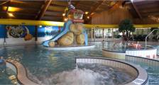 Swimming activities at Landal Aelderholt